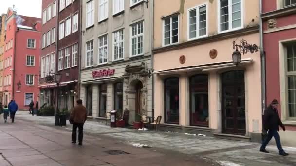 Gdańsk, Polska, 20 lutego 2017: Grupa ludzi idących ulicą przed budynkiem — Wideo stockowe