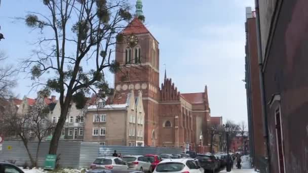 Gdańsk, Polska, Wąska ulica miejska z samochodami zaparkowanymi po stronie budynku — Wideo stockowe