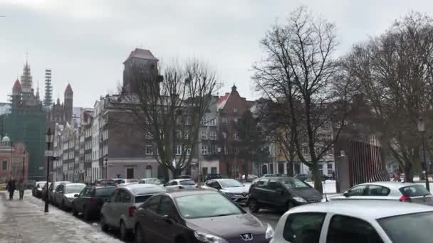 Gdansk, Polónia, Um carro estacionado numa rua da cidade — Vídeo de Stock