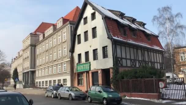 Gdańsk, Polska, Samochód zaparkowany z boku budynku — Wideo stockowe