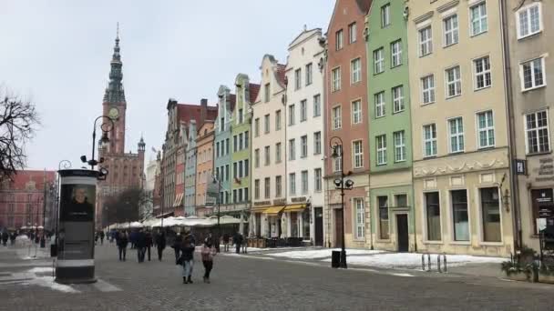 Gdańsk, Polska, Grupa osób spacerujących przed budynkiem — Wideo stockowe