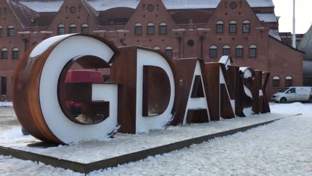 Gdansk, Polonia, Un banco frente a un edificio — Vídeos de Stock