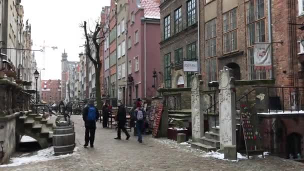 Gdańsk, Polska, 20 lutego 2017: Osoba spacerująca ulicą miejską — Wideo stockowe