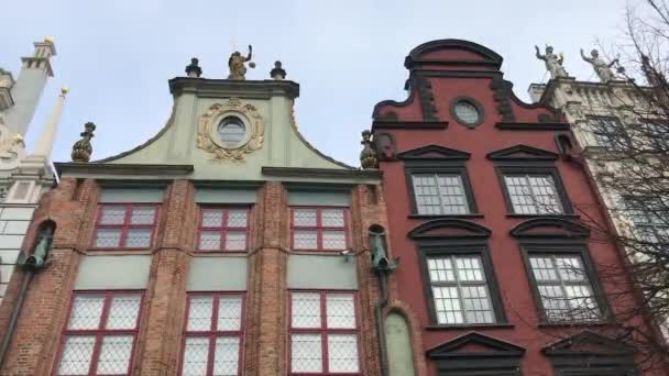 Gdansk, Polônia, Um grande edifício de tijolos com uma torre de relógio — Vídeo de Stock