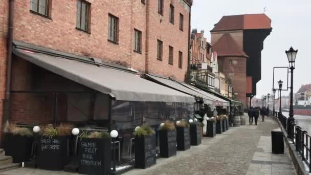 Gdańsk, Polska, Grupa ludzi idących ulicą obok budynku — Wideo stockowe