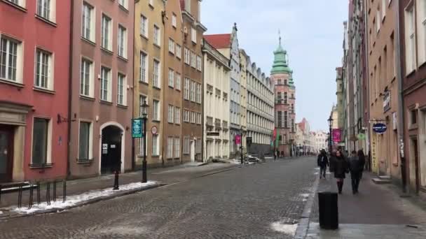 Gdańsk, Polska, 20 lutego 2017: Wąska ulica miejska — Wideo stockowe