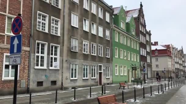 Gdańsk, Polska, Ławka przed murowanym budynkiem — Wideo stockowe