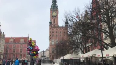Gdansk, Polonya, büyük bir saat kulesi şehrin üzerinde yükseliyor.
