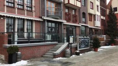Gdansk, Polonya, tuğla bir binanın önündeki sokağı kapatın.