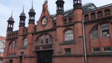 Gdansk, Polonya, büyük bir tuğla bina.