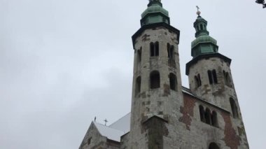 Krakow, Polonya, saat kulesi olan büyük bir taş bina.