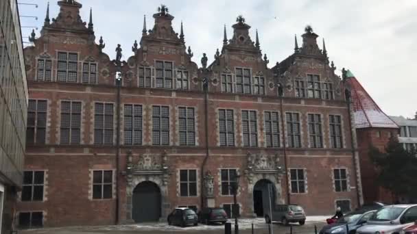 Gdansk, Pologne, Un grand bâtiment ancien avec de nombreuses fenêtres — Video