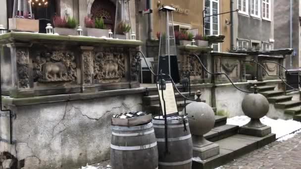 Gdansk, Polonia, Una persona sentada en una mesa frente a un edificio — Vídeos de Stock