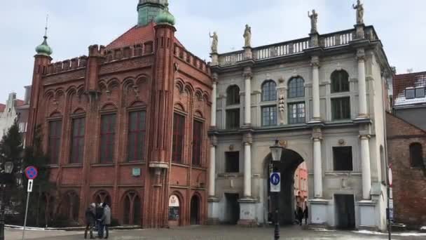Gdańsk, Polska, Grupa osób przed budynkiem — Wideo stockowe