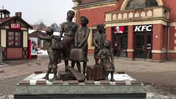 Gdańsk, Polska, 20 lutego 2017: Posąg mężczyzny i kobiety stojących przed budynkiem — Wideo stockowe