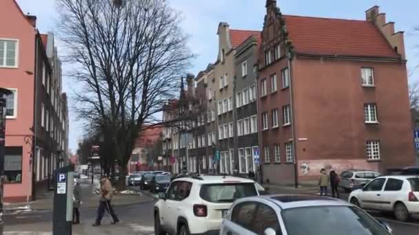 Gdańsk, Polska, Samochód zaparkowany przy ulicy miejskiej — Wideo stockowe