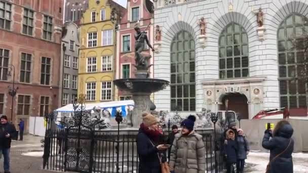 Gdansk, Polonia, 20 de febrero de 2017: Un grupo de personas caminando frente a un edificio — Vídeos de Stock