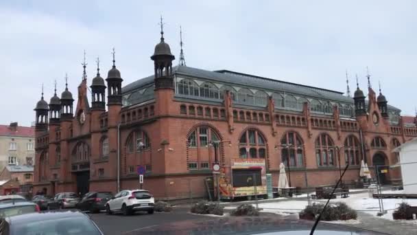 Gdansk, Polónia, Um carro estacionado em frente a um edifício — Vídeo de Stock