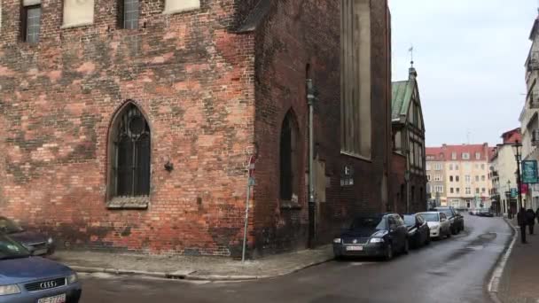 Gdansk, Pologne, Une voiture garée sur le côté d'un bâtiment — Video