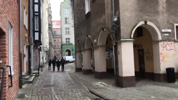 Gdańsk, Polska, Grupa ludzi spacerujących ulicą miejską — Wideo stockowe