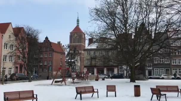 Gdańsk, Polska, Ławka przed budynkiem — Wideo stockowe