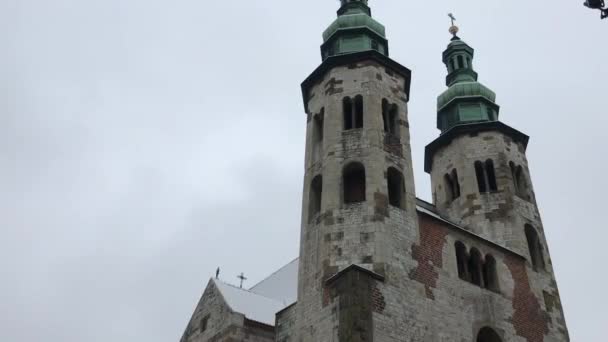 Cracovie, Pologne, Un grand bâtiment en pierre avec une tour d'horloge — Video