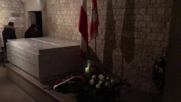 Κρακοβία, Πολωνία, Ένα άτομο που κάθεται μπροστά από έναν τοίχο από τούβλα — Αρχείο Βίντεο