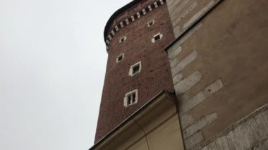 Krakow, Polonya, Tuğla bir binanın kenarında bir tabela