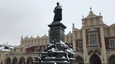 Krakow, Polonya, bir grup insan bir binanın önünde duruyor.