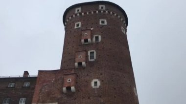 Krakow, Polonya, saat kulesi olan büyük bir tuğla bina.