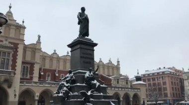 Krakow, Polonya, bir grup insan binanın önünde.