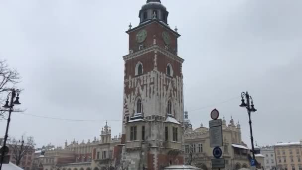 Краков, Польща, велика годинникова вежа, що височіє над містом. — стокове відео