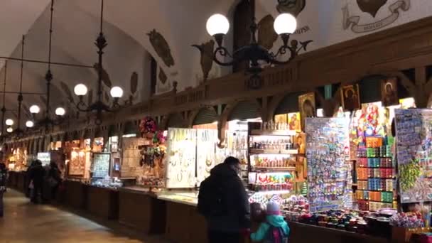 Krakkó, Lengyelország, 2017. február 20.: Egy személy áll egy bolt előtt — Stock videók