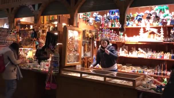 Krakkó, Lengyelország, 2017. február 20.: Emberek egy csoportja áll egy bolt előtt — Stock videók