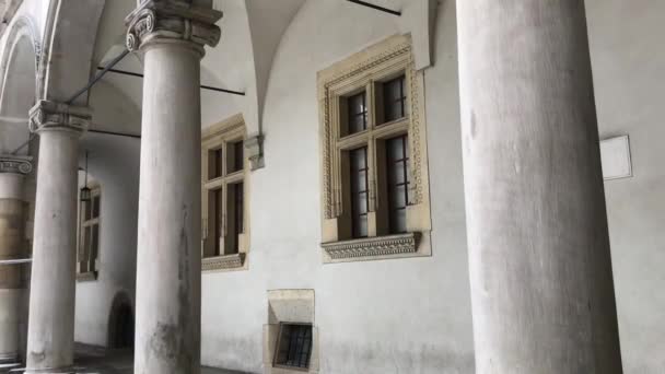 Krakow, Polandia, Sebuah bangunan batu besar — Stok Video