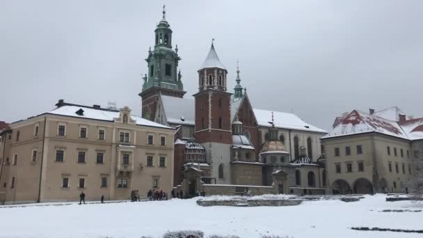 Cracóvia, Polónia, Um edifício coberto de neve — Vídeo de Stock