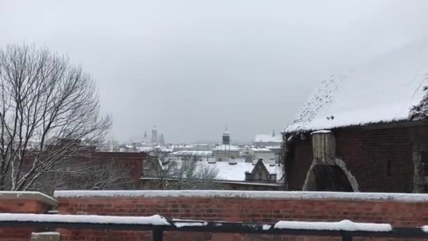 Kraków, Polska, Dom pokryty śniegiem — Wideo stockowe
