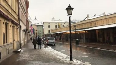 Krakow, Polonya, bir grup insan sokakta yürüyor.