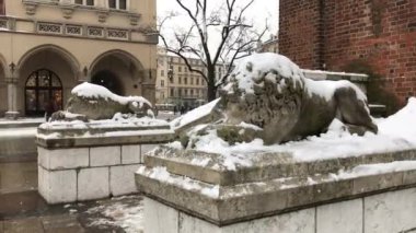 Krakow, Polonya, tuğla bir binanın önündeki heykel