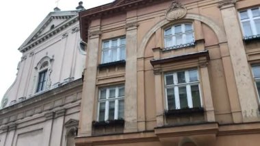 Krakow, Polonya, Bir binanın önündeki heykel