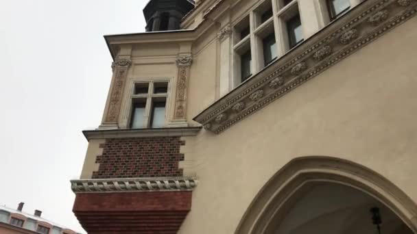 Cracovia, Polonia, Un reloj al lado de un edificio — Vídeos de Stock