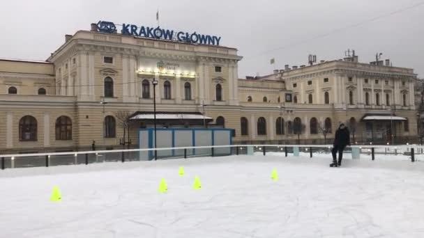 Krakov, Polsko, 20. února 2017: Osoba jedoucí na snowboardu po straně budovy — Stock video