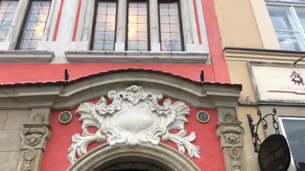 Cracovia, Polonia, Un reloj al lado de un edificio — Vídeos de Stock