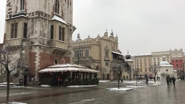 Kraków, Polska, Grupa osób spacerujących przed budynkiem — Wideo stockowe