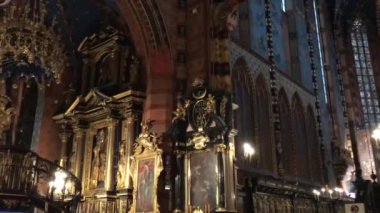 Krakow, Polonya, Camdan bir binaya yakın.