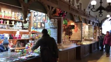 Krakow, Polonya, Bir mağazanın önünde duran kişi