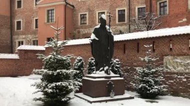Krakow, Polonya, tuğla bir binanın önünde duran bir adam heykeli