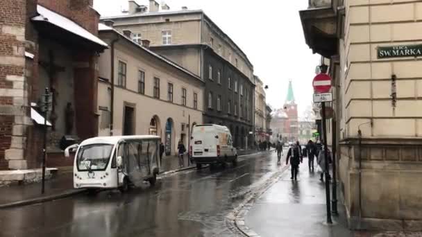 폴란드 크라코프, 좁은 거리를 걷고 있는 사람들의 그룹 — 비디오