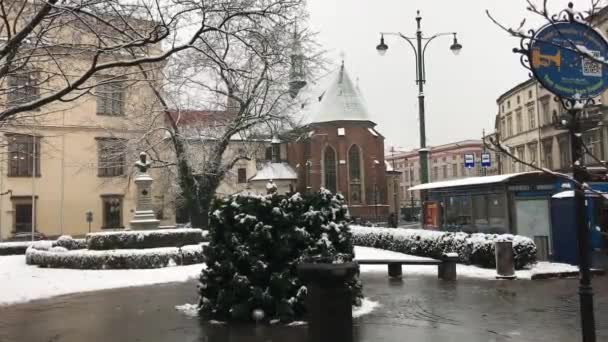 Cracovie, Pologne, Un bâtiment couvert de neige — Video