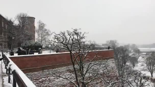 Kraków, Polska, Budynek pokryty śniegiem — Wideo stockowe